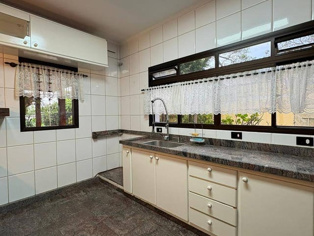 Casa com 936m² 4 quartos e 2 banheiros, para alugar, no bairro Vila Frezzarim em Americana
