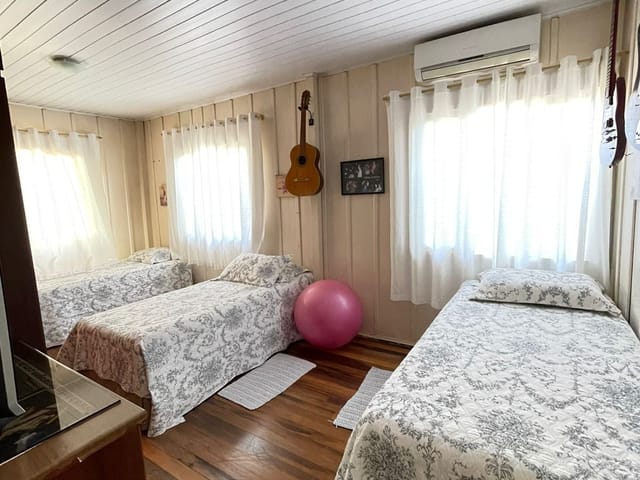 Casa com 300m² 3 quartos e 1 banheiro, à venda, no bairro Centro em Balneário Camboriú