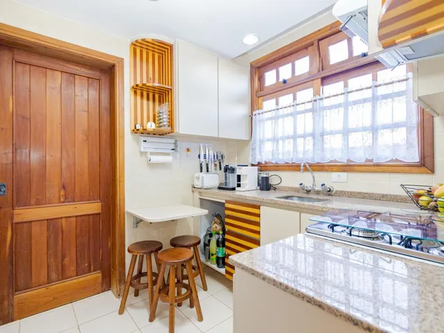Casa com 171m² 3 quartos e 3 banheiros, à venda, no bairro Santo Inácio em Curitiba