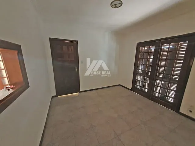 Casa com 500m² 5 quartos e 2 banheiros, à venda, no bairro Uvaranas em Ponta Grossa