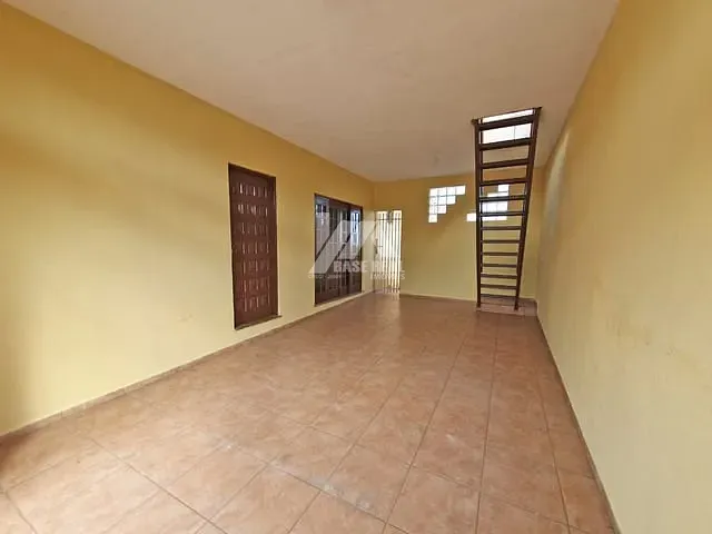 Casa com 500m² 5 quartos e 2 banheiros, à venda, no bairro Uvaranas em Ponta Grossa