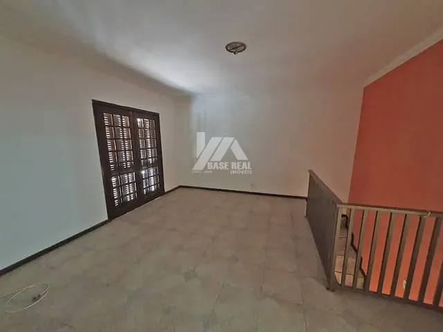 Casa com 500m² 5 quartos e 2 banheiros, à venda, no bairro Uvaranas em Ponta Grossa