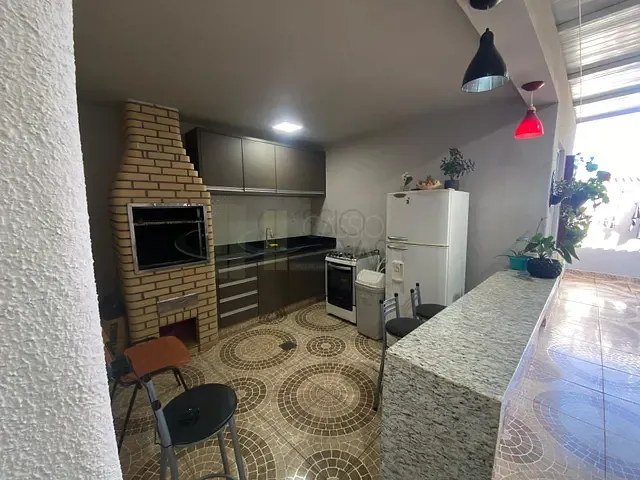 Casa com 600m² 3 quartos e 3 banheiros, à venda, no bairro Barra Funda em Apucarana
