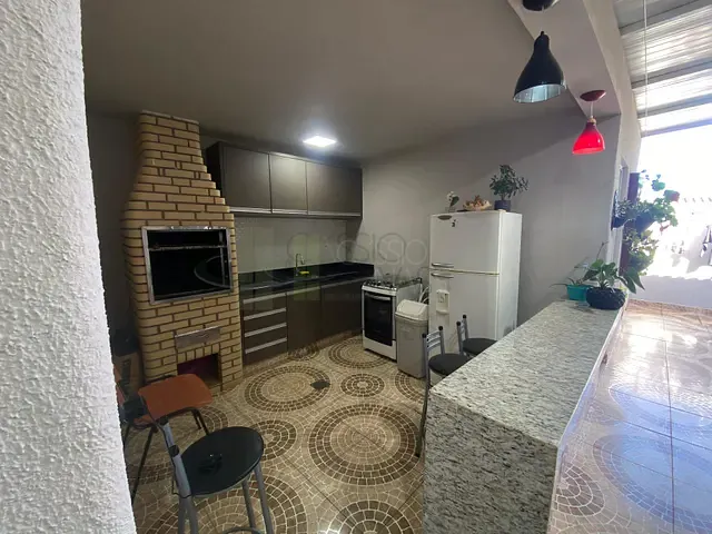 Casa com 600m² 3 quartos e 3 banheiros, à venda, no bairro Barra Funda em Apucarana