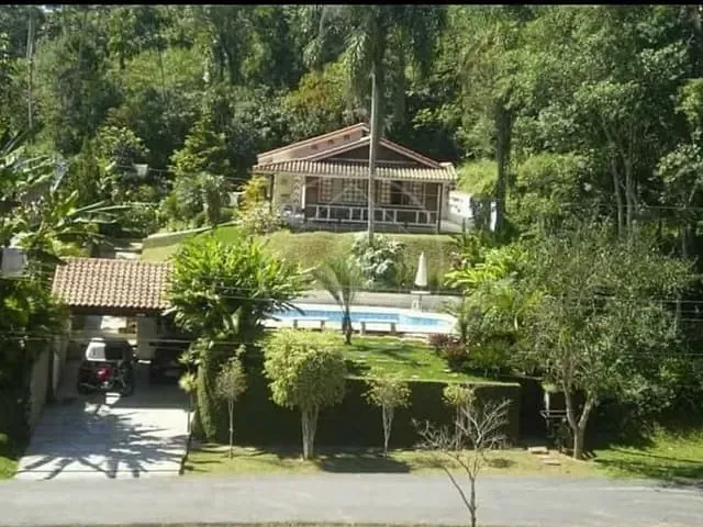 Casa com 713m² 3 quartos e 3 banheiros, à venda, no bairro Loteamento Chacaras Embu-Guacu em Embu-Guaçu