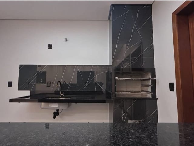 Casa com 300m² 3 quartos e 2 banheiros, à venda, no bairro Jardim Leblon em Sinop