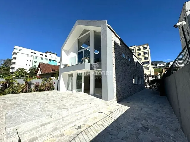 Casa com 693m² 6 quartos e 8 banheiros, à venda, no bairro Alto em Teresópolis