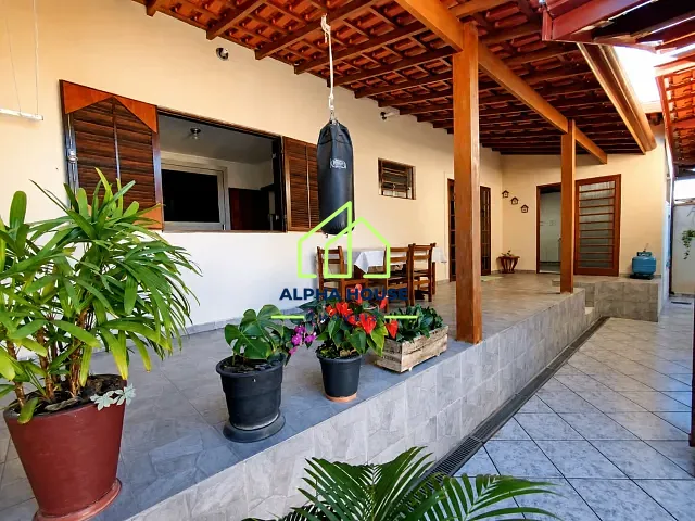 Casa com 300m² 3 quartos e 1 banheiro, à venda, no bairro Jardim Rezende em Pindamonhangaba