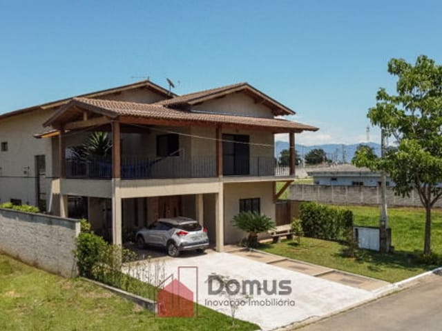 Casa com 420m², à venda, no bairro Mombaça em Pindamonhangaba