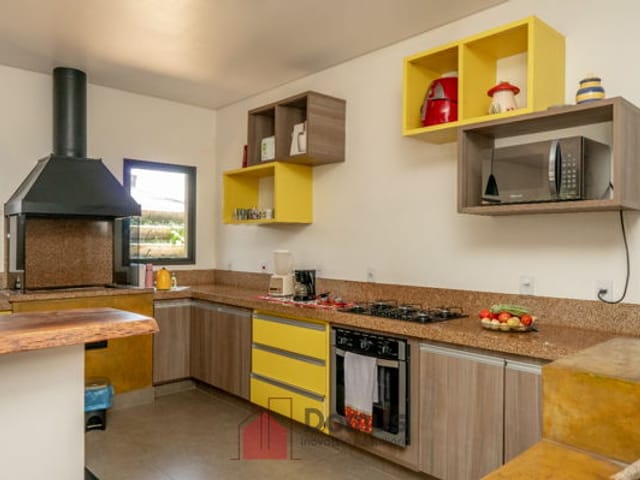 Casa com 420m², à venda, no bairro Mombaça em Pindamonhangaba