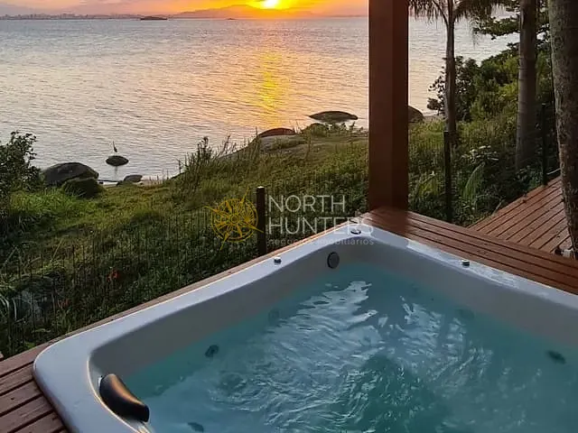 Casa com 3600m² 5 quartos e 4 banheiros, à venda, no bairro Cacupé em Florianópolis