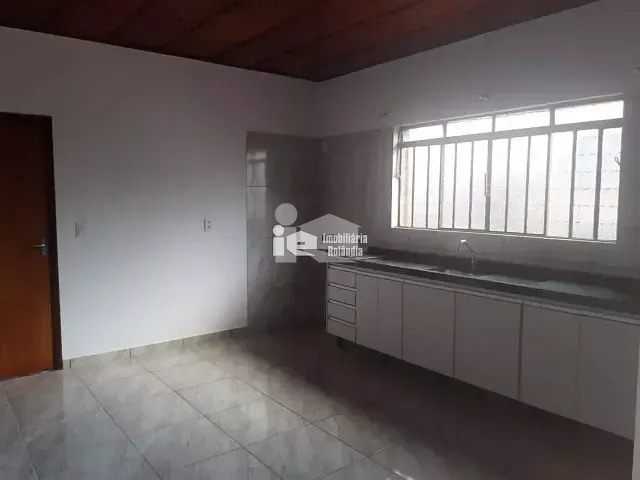 Casa para alugar, no bairro Centro em Rolândia