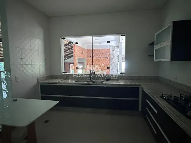 Casa 4 quartos e 5 banheiros, para alugar, no bairro Residencial Aldeia do Vale em Goiânia
