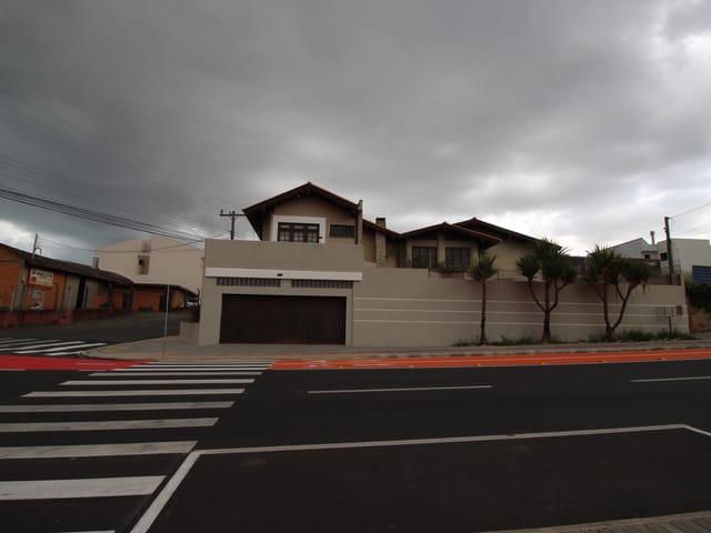 Casa com 630m² 4 quartos e 3 banheiros, à venda, no bairro Jardim Carvalho em Ponta Grossa
