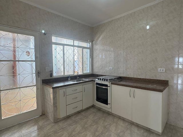 Casa 2 quartos e 2 banheiros, para alugar, no bairro Cariobinha em Americana