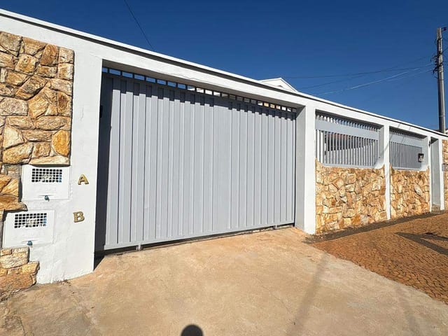 Casa 2 quartos e 2 banheiros, para alugar, no bairro Cariobinha em Americana