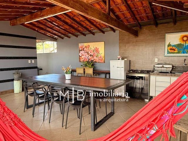 Casa com 700m² 4 quartos e 3 banheiros, à venda, no bairro São Vicente em Lavras