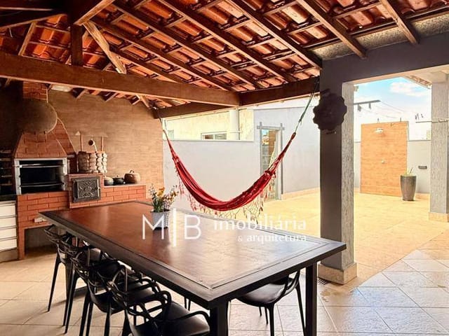 Casa com 700m² 4 quartos e 3 banheiros, à venda, no bairro São Vicente em Lavras