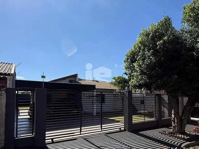 Casa 2 quartos e 1 banheiro, à venda, no bairro Roland Garden em Rolândia