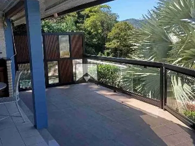 Casa 3 quartos e 4 banheiros, à venda, no bairro Itaipu em Niterói