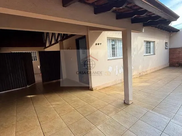 Casa com 300m² 3 quartos e 2 banheiros, à venda, no bairro Centro em Rolândia