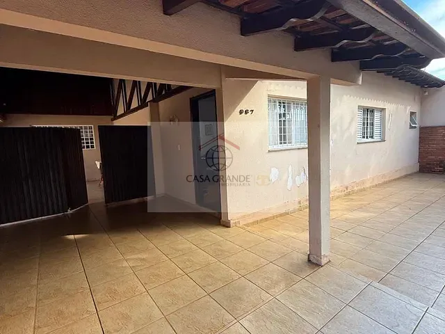 Casa com 300m² 3 quartos e 2 banheiros, à venda, no bairro Centro em Rolândia
