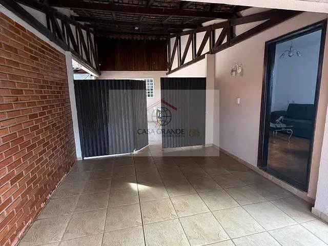 Casa com 300m² 3 quartos e 2 banheiros, à venda, no bairro Centro em Rolândia