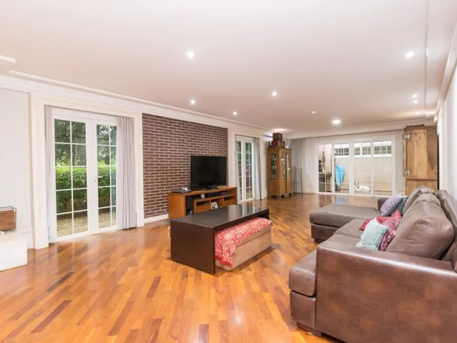 Casa com 764m² 5 quartos e 8 banheiros, à venda, no bairro Campo Comprido em Curitiba