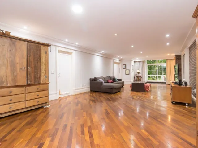 Casa com 764m² 5 quartos e 8 banheiros, à venda, no bairro Campo Comprido em Curitiba