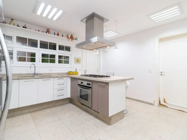 Casa com 764m² 5 quartos e 8 banheiros, à venda, no bairro Campo Comprido em Curitiba