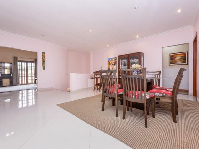 Casa com 600m² 4 quartos e 4 banheiros, à venda, no bairro São Braz em Curitiba