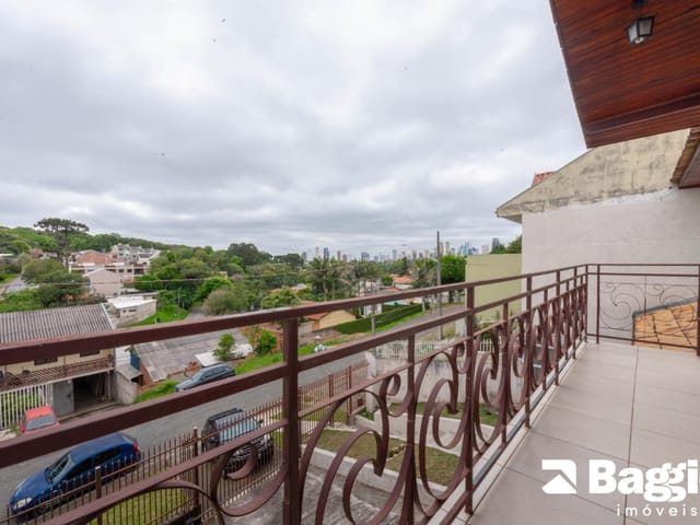 Casa com 600m² 4 quartos e 4 banheiros, à venda, no bairro São Braz em Curitiba