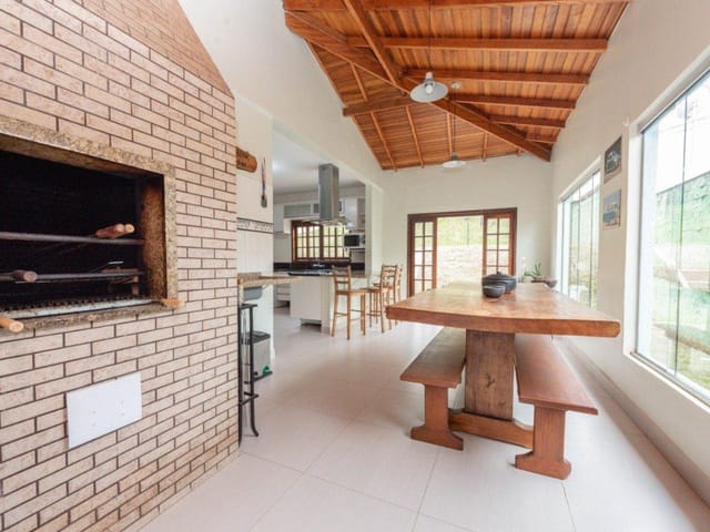 Casa com 600m² 4 quartos e 4 banheiros, à venda, no bairro São Braz em Curitiba