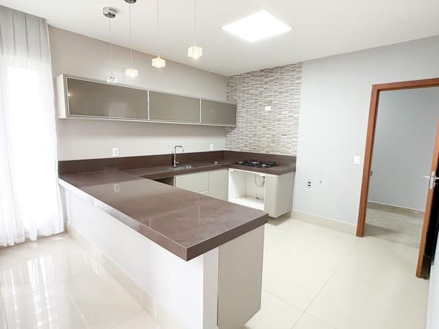 Casa com 350m² 4 quartos e 4 banheiros, para alugar, no bairro Imboassica em Macaé