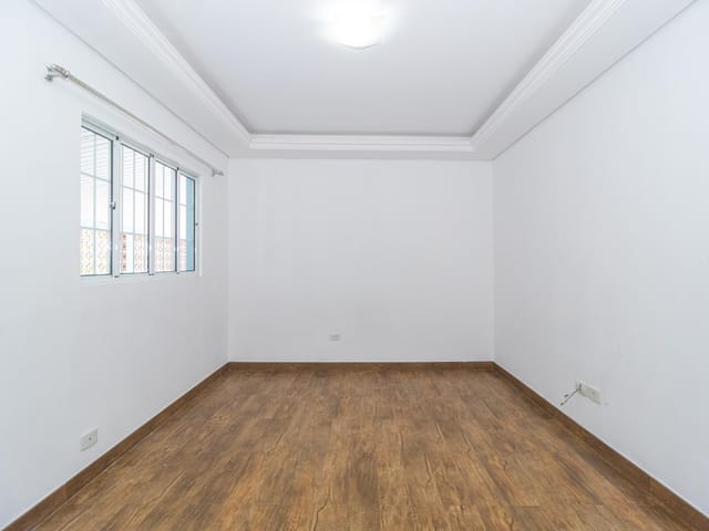 Casa 3 quartos e 2 banheiros, para alugar, no bairro Campo Comprido em Curitiba