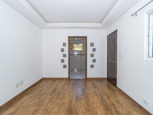 Casa 3 quartos e 2 banheiros, para alugar, no bairro Campo Comprido em Curitiba