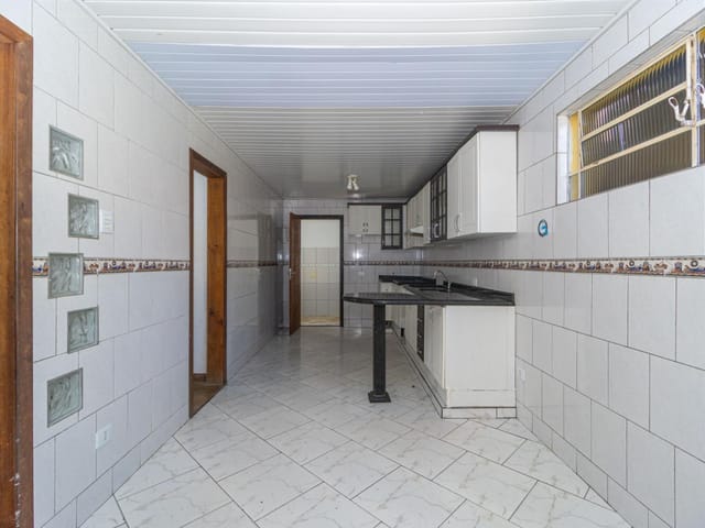 Casa 3 quartos e 2 banheiros, para alugar, no bairro Campo Comprido em Curitiba