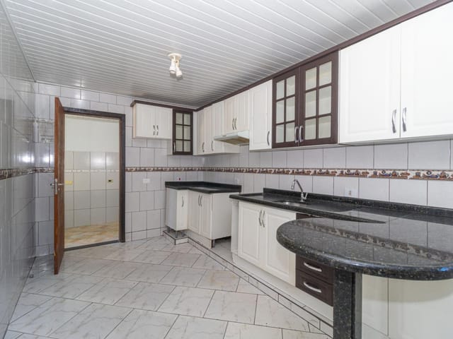 Casa 3 quartos e 2 banheiros, para alugar, no bairro Campo Comprido em Curitiba