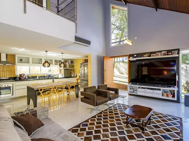 Casa com 766m² 3 quartos e 4 banheiros, para alugar, no bairro Campo Comprido em Curitiba