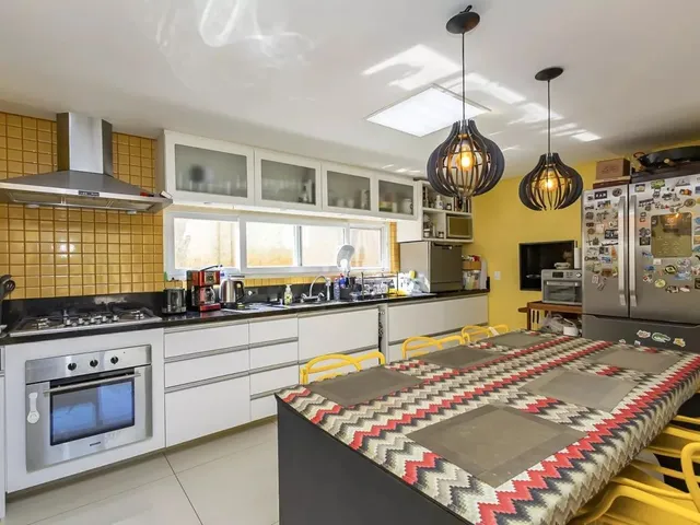 Casa com 766m² 3 quartos e 4 banheiros, para alugar, no bairro Campo Comprido em Curitiba