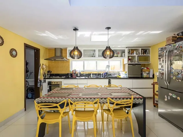 Casa com 766m² 3 quartos e 4 banheiros, para alugar, no bairro Campo Comprido em Curitiba