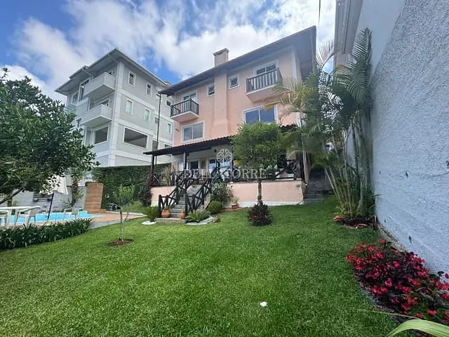 Casa com 450m² 4 quartos e 3 banheiros, à venda, no bairro Várzea em Teresópolis