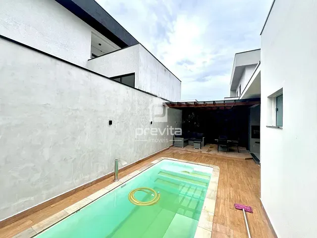 Casa com 300m² 3 quartos e 4 banheiros, à venda, no bairro Piracangaguá em Taubaté