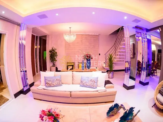 Casa com 375m² 5 quartos e 4 banheiros, para alugar, no bairro Daniela em Florianópolis