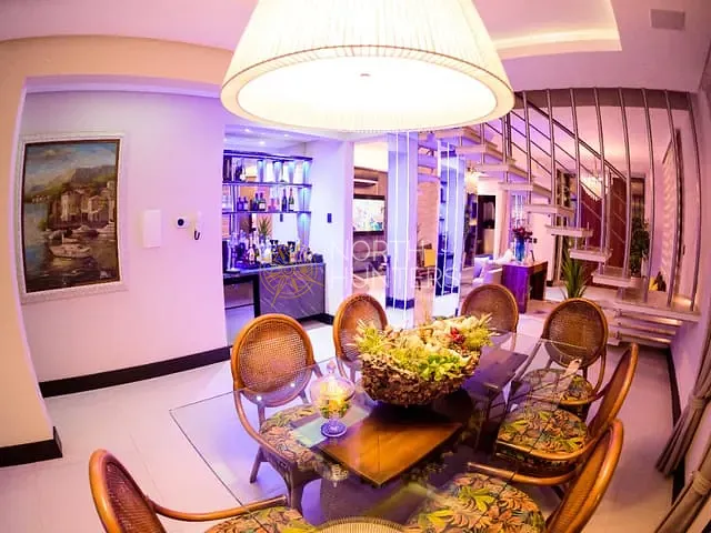 Casa com 375m² 5 quartos e 4 banheiros, para alugar, no bairro Daniela em Florianópolis