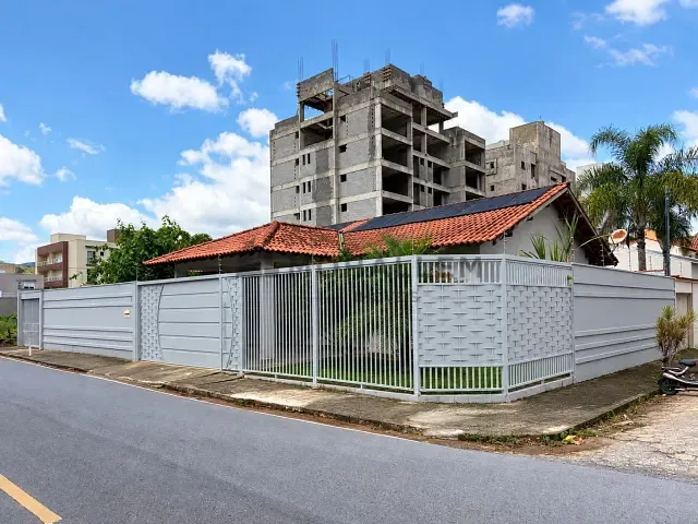 Casa 3 quartos e 4 banheiros, à venda, no bairro Nossa Senhora da Agonia em Itajubá