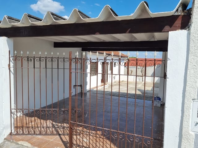 Casa com 250m² 2 quartos e 1 banheiro, à venda, no bairro Parque São Domingos em Pindamonhangaba