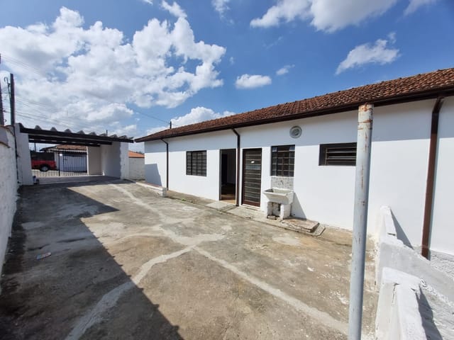 Casa com 250m² 2 quartos e 1 banheiro, à venda, no bairro Parque São Domingos em Pindamonhangaba