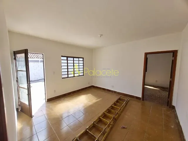 Casa com 250m² 2 quartos e 1 banheiro, à venda, no bairro Parque São Domingos em Pindamonhangaba