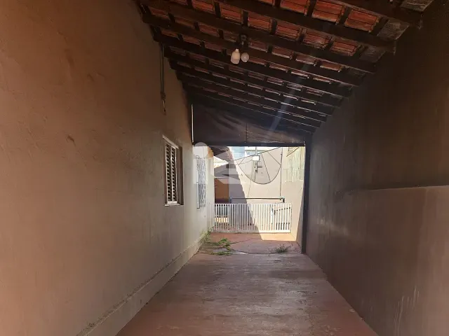 Casa 3 quartos e 1 banheiro, para alugar, no bairro Centro em Rolândia